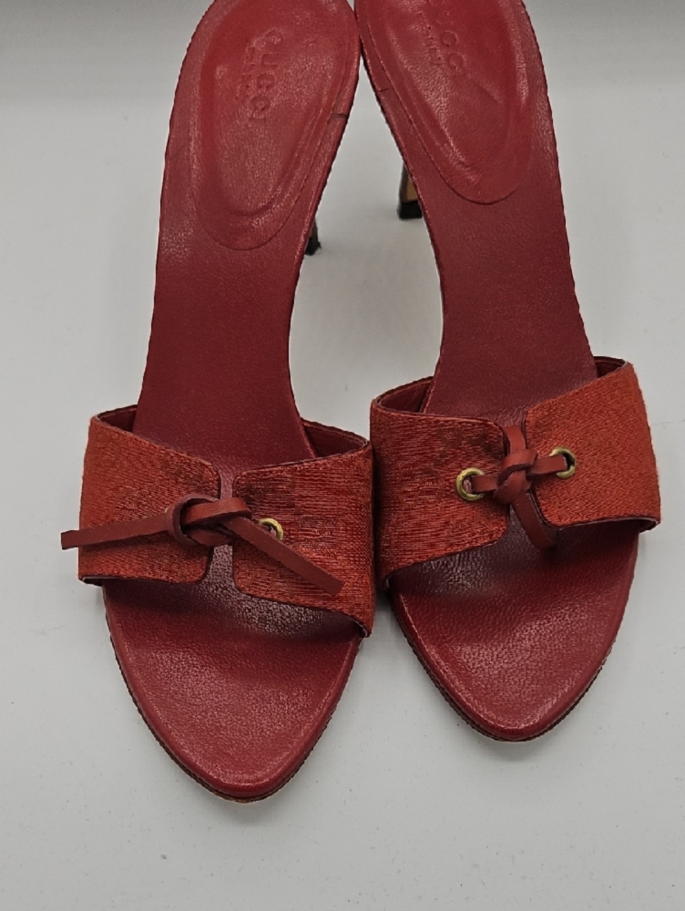Gucci Red Leather Knot Slide Heels with Gold-Tone Detail - Picture 17 of 17